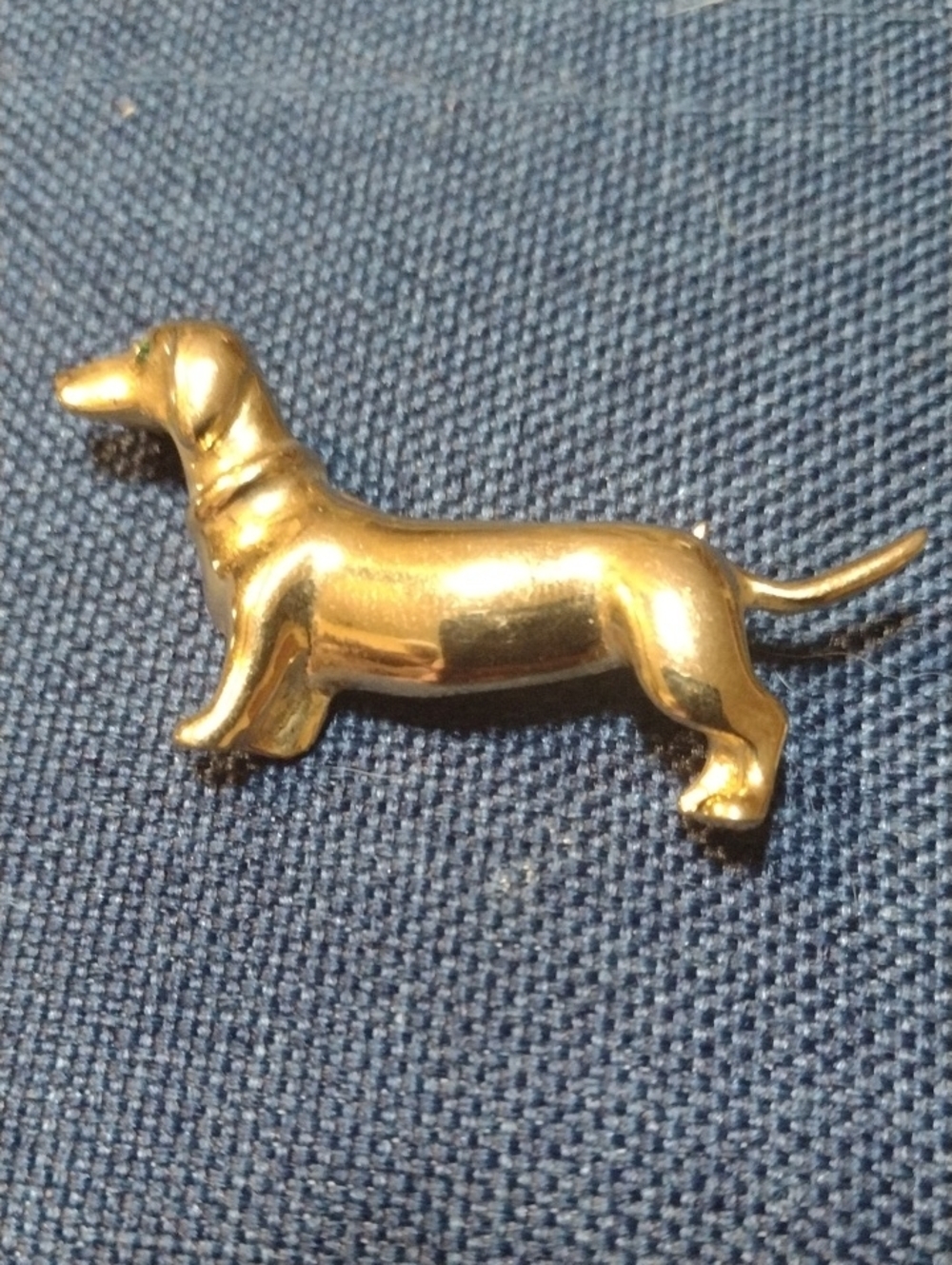Gold Dachshund Dog Pin With Green Eyes Accent - Vintage